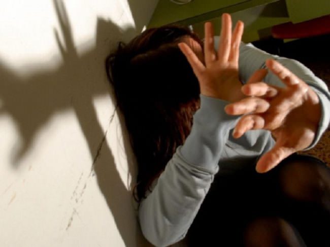 “Datemi i soldi o vi ammazzo”, 19enne minaccia e maltratta i genitori: scattano le manette