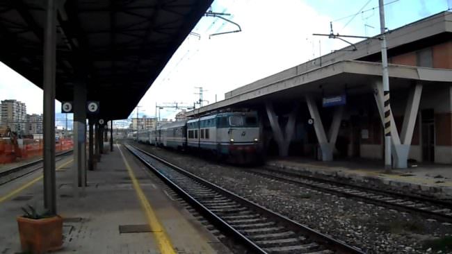 Violenta ragazzina di 11 anni e poi scappa saltando sui vagoni: tunisino come Indiana Jones