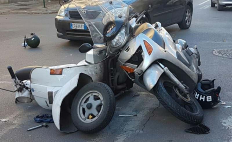 Viaggiano in moto insieme ma si scontrano: impatto fortissimo. Gravi una 12enne e il padre