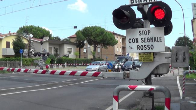Investito dal treno in corsa: perde la vita ragazzo palermitano sotto gli occhi degli automobilisti