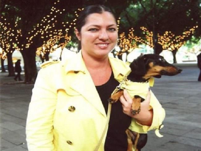Adrano, selfie con Stefania Petix, il fido bassotto e la scritta “La mafia fa schifo”