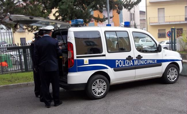 Paura in curva: scontro tra un’auto e un bus