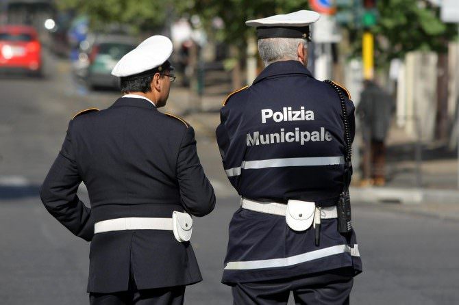 Corsa in auto contromano, fuga e insulti ai vigili urbani: donna condannata a pagare 600 euro di risarcimento