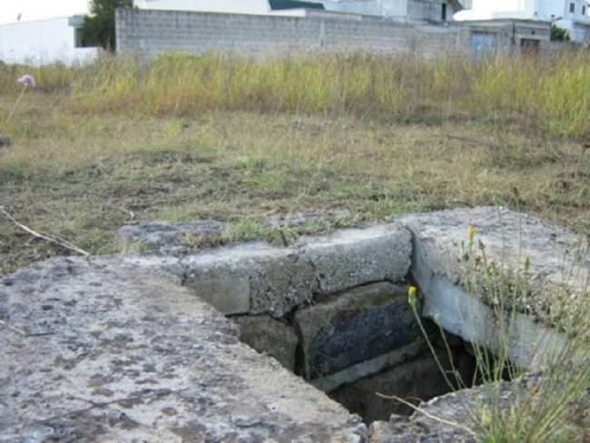 Dramma nel giardino di casa, donna precipita nel pozzo: le urla a squarciagola allertano i vicini, salvata