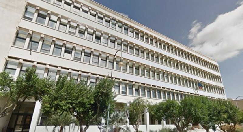 Finanziamenti esigui per la Provincia di Ragusa: dipendenti indignati sul tetto