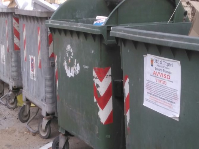 Rifiuti speciali nei cassonetti dei rifiuti urbani: denunciati operai di una ditta edile