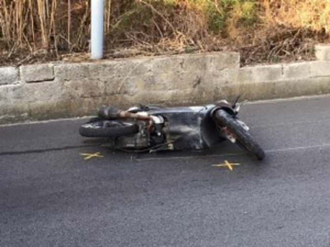 Taglia la strada ad uno scooterista e scappa: un ferito