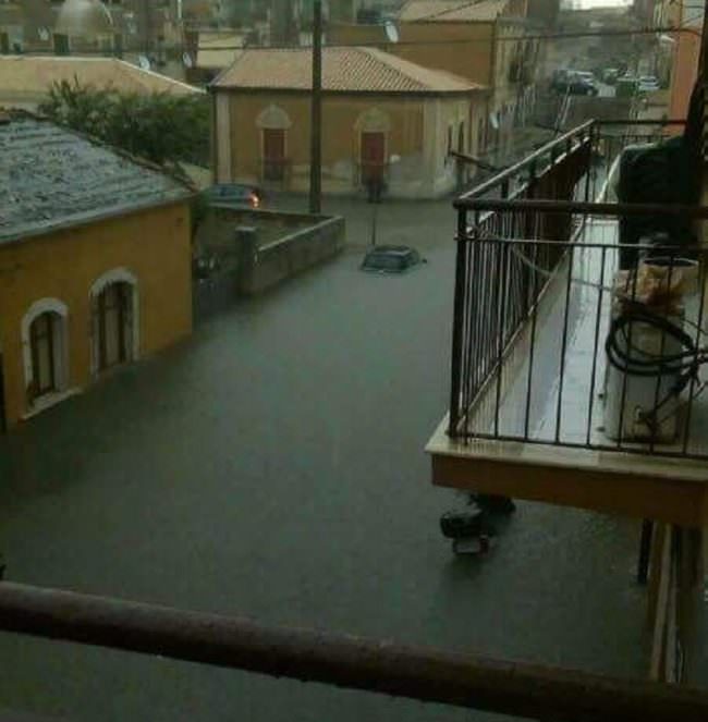 Fulmini e pioggia su Siracusa, città allagata: crolla una palazzina. FOTO e VIDEO