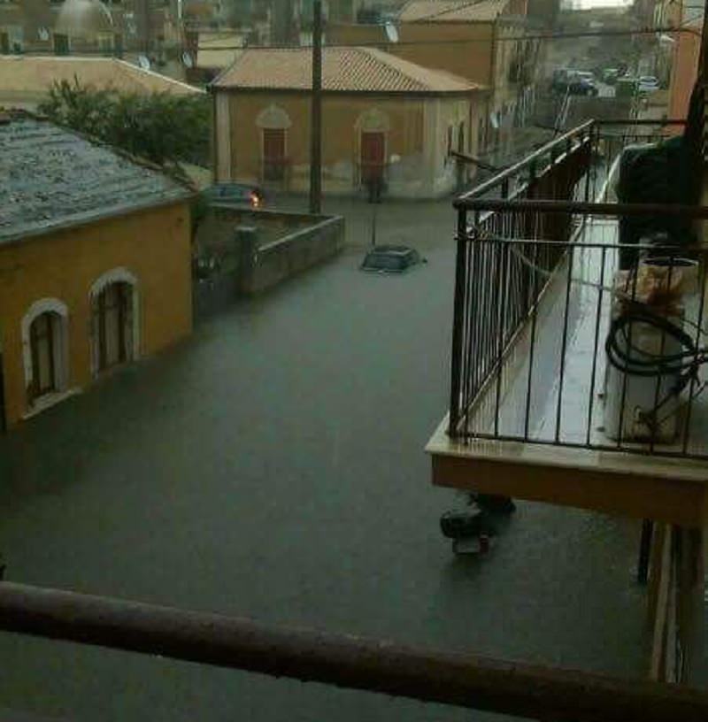 Fulmini e pioggia su Siracusa, città allagata: crolla una palazzina. FOTO e VIDEO