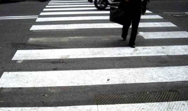 Incidente al viale Luigi Cadorna, auto travolge pedone: donna al Pronto Soccorso, polizia sul posto
