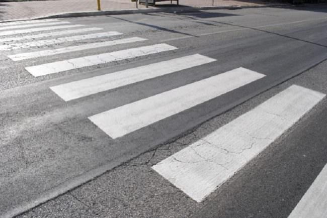 Violento incidente in viale Giostra, moto centra in pieno un pedone: è grave