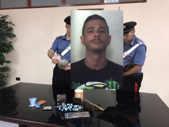 Un vero e proprio “supermercato” della droga in casa: 30enne in manette