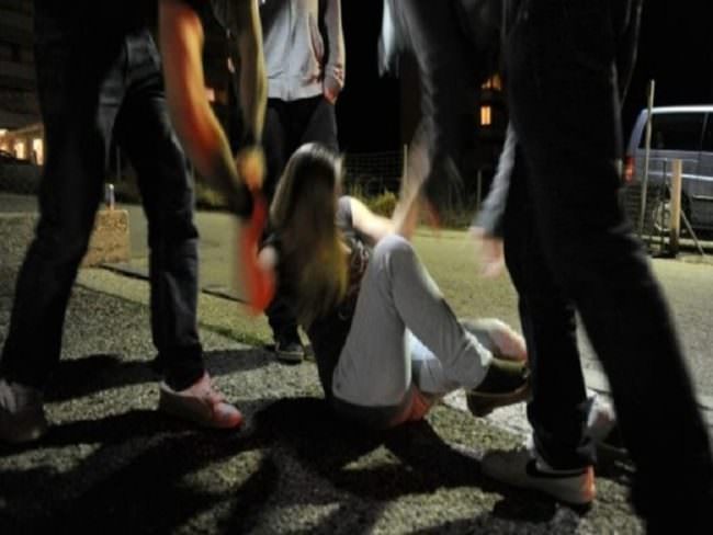 Stupro di gruppo in piazza Europa, chieste condanne per i 3 giovani indagati: ecco cosa rischiano