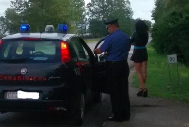 Non trovano un accordo sul prezzo della prestazione sessuale, 35enne aggredito dalle prostitute