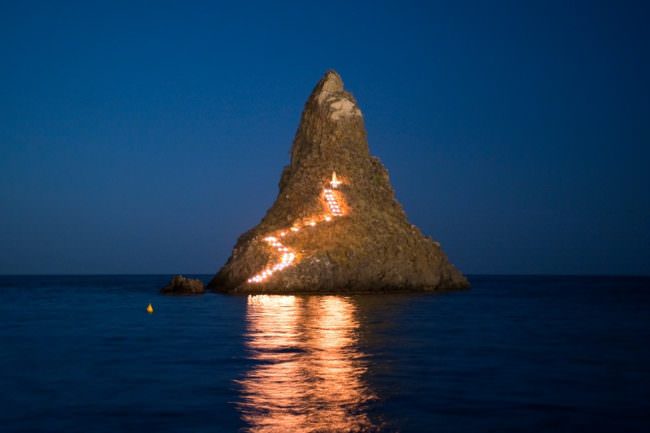 Aci Trezza festeggia la Madonna della Buona Nuova: grande attesa per la luminaria sul faraglione