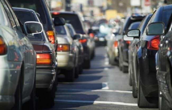 Inquinamento davanti le scuole: stop alla plastica e alle auto parcheggiate davanti agli Istituti