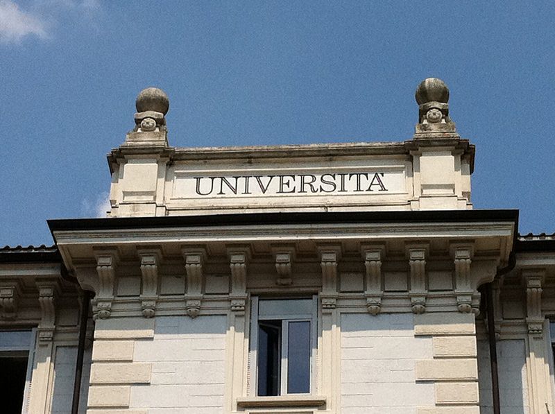 Dispersione scolastica e pochi laureati, bassi investimenti nell’istruzione: Italia fanalino di coda tra i paesi europei