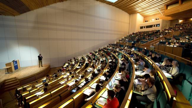 Cambia l’Università italiana: ci si potrà iscrivere a due corsi di laurea, ma con delle riserve. Cosa c’è da sapere
