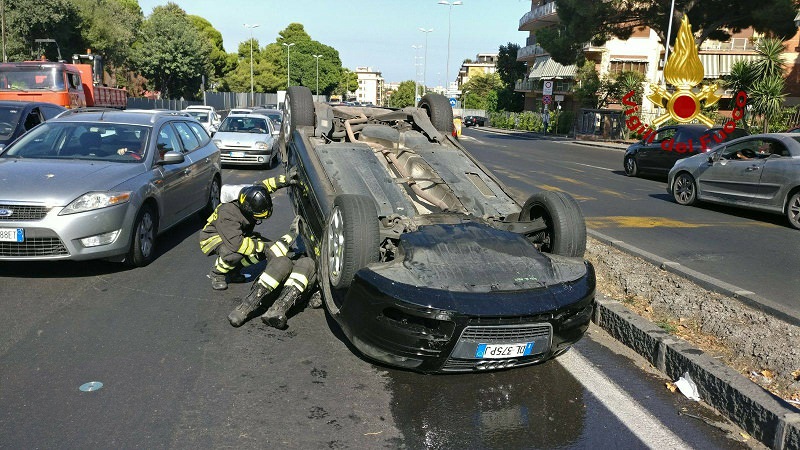 Catania, incidente autonomo alla Circonvallazione: auto si ribalta. Traffico in tilt. LE FOTO