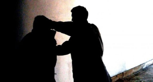 Insegue convivente e figlioletta per strada dopo averle picchiate: “Ti ammazzo pu*****”, loro corrono in lacrime