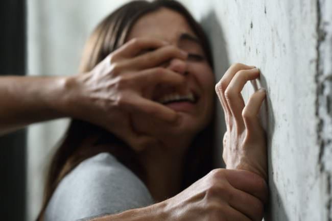 Si apposta dentro il palazzo di una donna e tenta di stuprarla: lei si salva gridando, condannato il violento