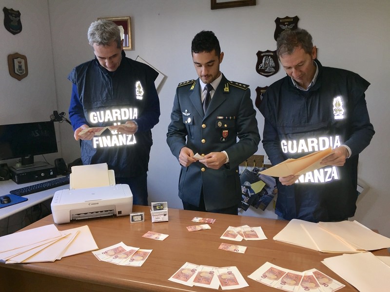 Stampavano abusivamente banconote: avrebbero fruttato 30 mila euro