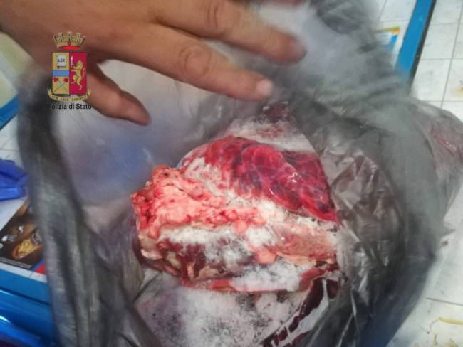 Interiora congelate e prive di documentazione: 120 chili di carne sequestrata in noto bar del palermitano. Le foto