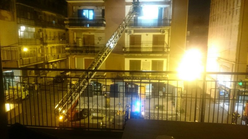 Tragedia sfiorata a Mascalucia, cadono calcinacci dai balconi
