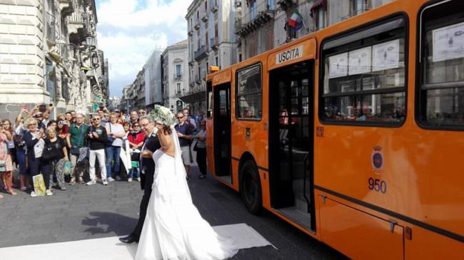 Matrimonio in bus a Catania: la sposa arriva sulla vecchia linea 30