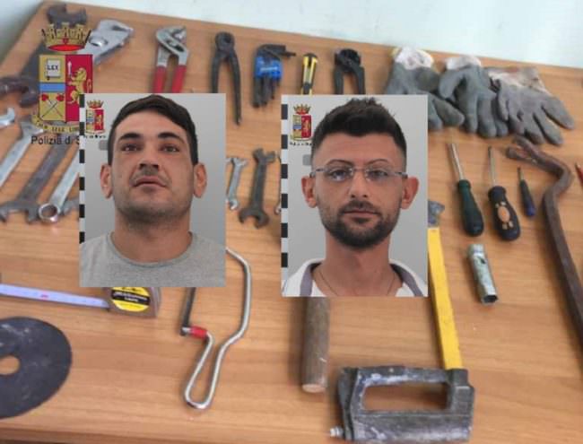 Avevano “fatto razzia” di placche, tubi e sanitari: beccati mentre fuggono dalla finestra