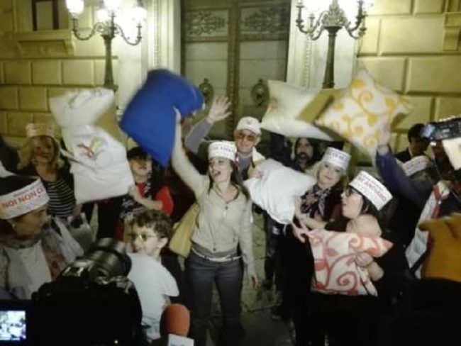 Centinaia a piazza Pretoria per rivendicare il diritto a dormire: residenti del centro storico contro la movida selvaggia