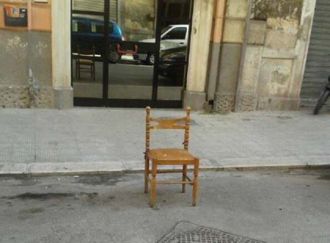 Parcheggio “riservato” con sedie e ostacoli, la legge parla chiaro: occupare la strada è illegale