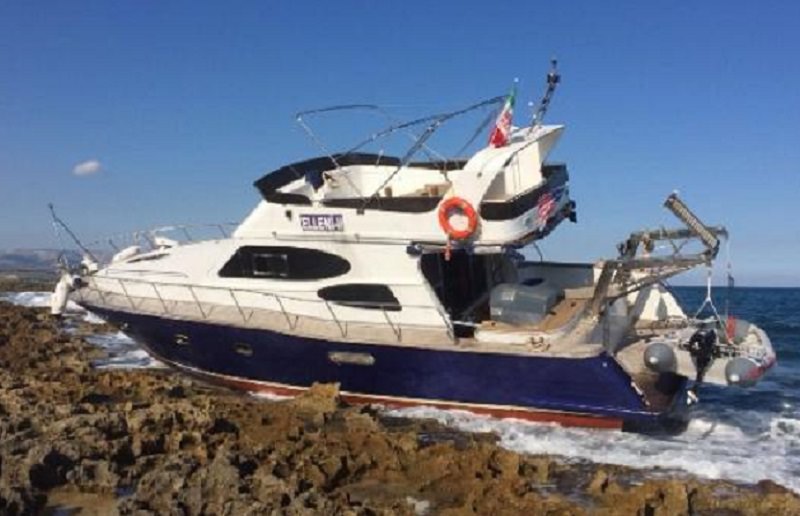 Incagliato tra gli scogli lo “yacht dei migranti”: 6.000 euro per imbarcarsi