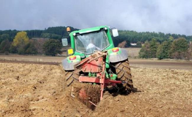 Tragedia sul lavoro: agricoltore muore schiacciato dal trattore