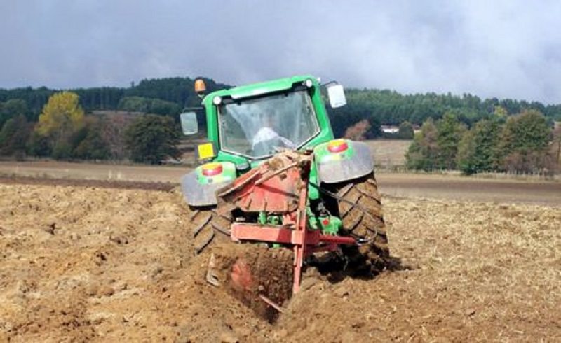 Tragedia sul lavoro: agricoltore muore schiacciato dal trattore