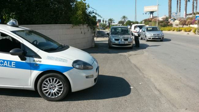 Circolava con la sua auto nonostante il sequestro: ritirata anche la patente