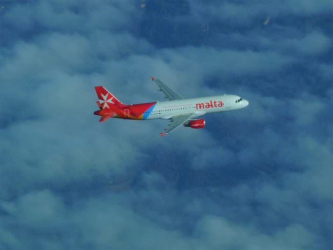 “La mascherina non la indosso”: aereo diretto a Catania costretto a rientrare a causa di una negazionista