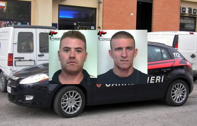 Portano via grate in ferro, ma vengono beccati dai carabinieri: finiscono ai domiciliari