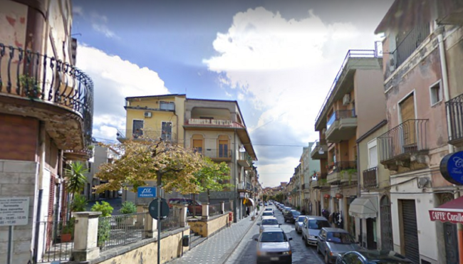Perde il controllo dell’auto e si schianta contro macchina parcheggiata: un ferito