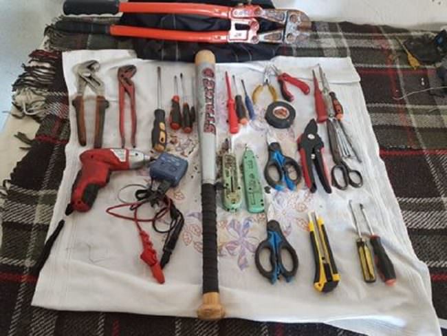 Vivevano dentro un casolare “fantasma” in condizioni igieniche precarie tra armi e oggetti da scasso: 3 romeni nei guai
