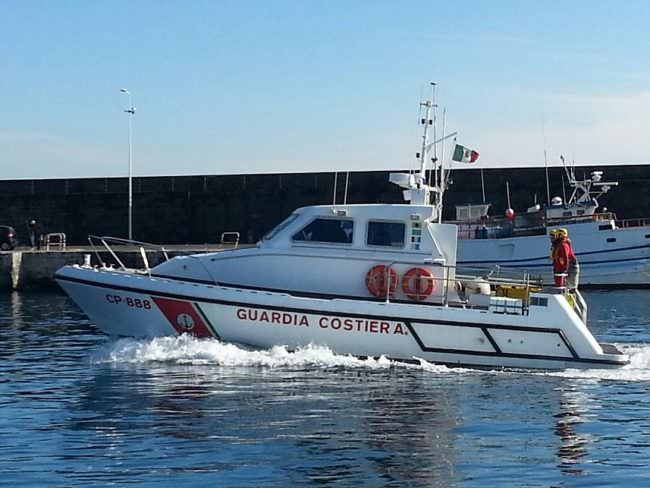 Cambia il tempo, mare pericoloso: salvato bagnante di fronte Piazza Europa
