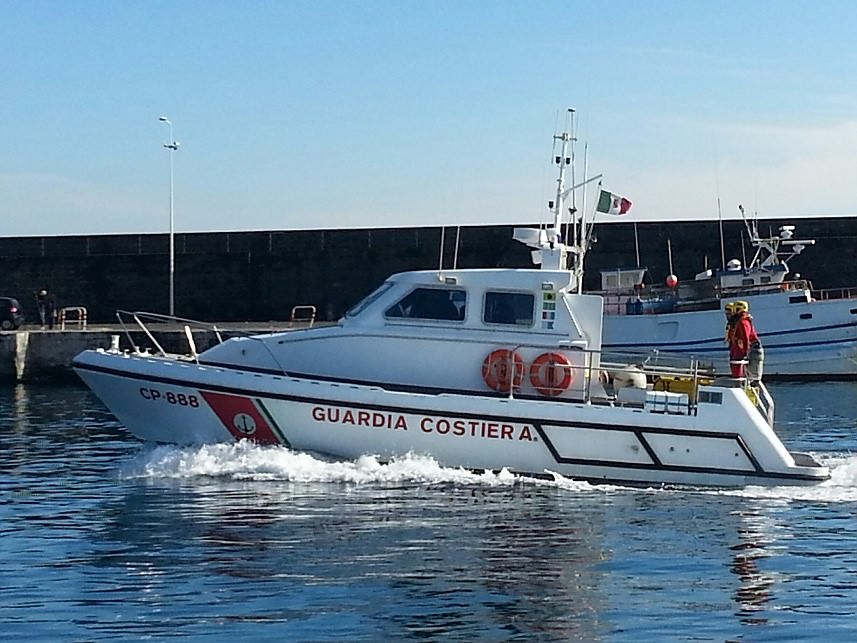 Cambia il tempo, mare pericoloso: salvato bagnante di fronte Piazza Europa