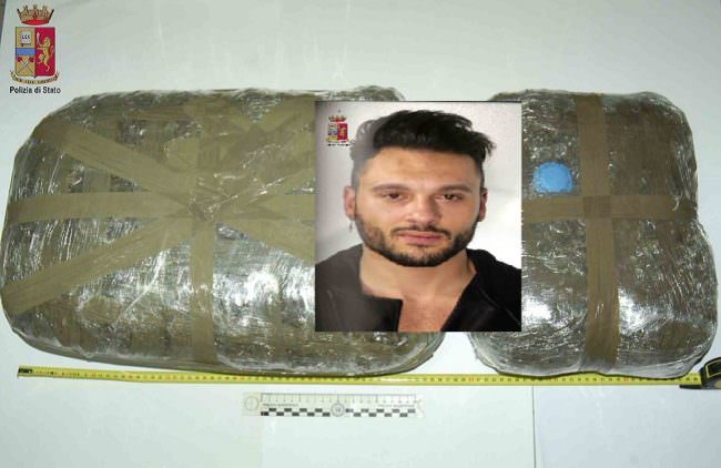 Folle corsa per le vie del centro e strade contromano, poi lo schianto nel muro: avevano 10 chili di droga