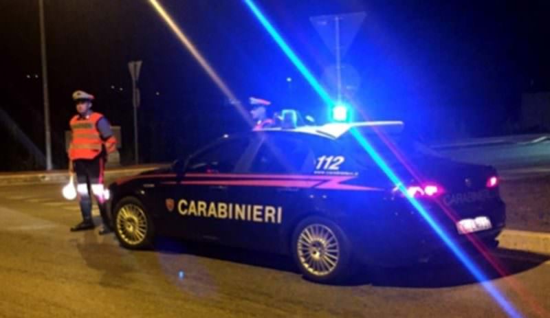 Speronano carabinieri dopo furto: malviventi abbandonano il bottino e fuggono