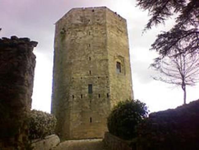 Vacanza incubo: due turisti americani “prigionieri” nel Castello di Federico