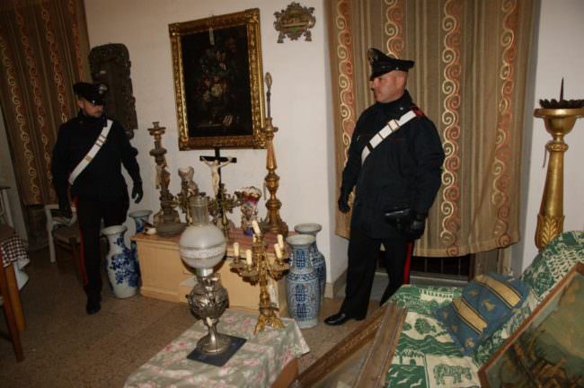 Rubano e vendono oggetti d’antiquariato: quasi 100mila euro il valore