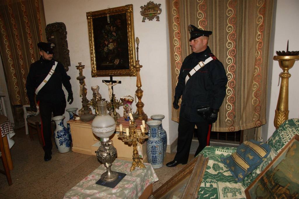 Rubano e vendono oggetti d’antiquariato: quasi 100mila euro il valore