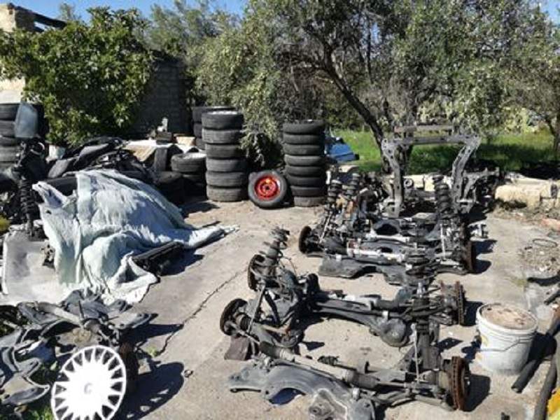 Deposito di parti di auto rubate e liquidi pericolosi in nero: un arresto e una denuncia a Palagonia