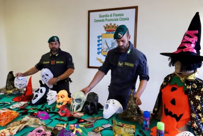 Maschere e accessori di Halloween sequestrati in due attività cinesi di Misterbianco