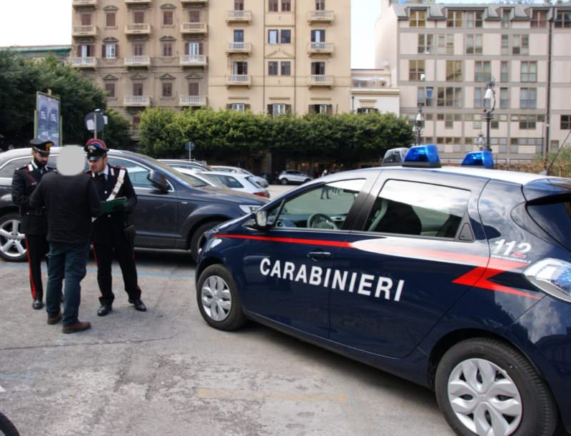 Evade i domiciliari per andare sotto casa di una donna: si denuda e si masturba